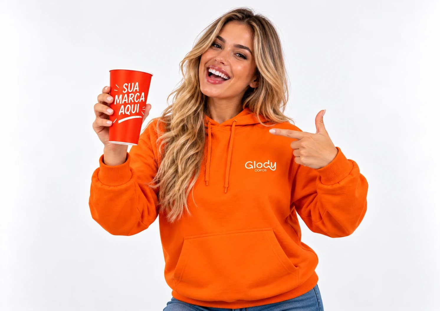 Mulher de moletom Glody apontando para um copo com o texto Sua marca aqui