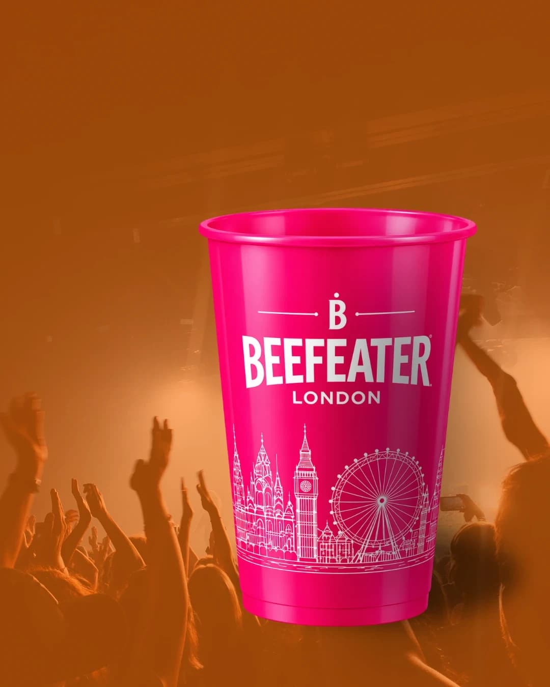 Copo rosa personalizado com a marca Beefeater London em um show